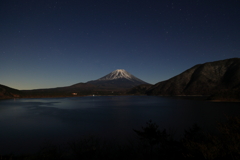 静寂の本栖湖