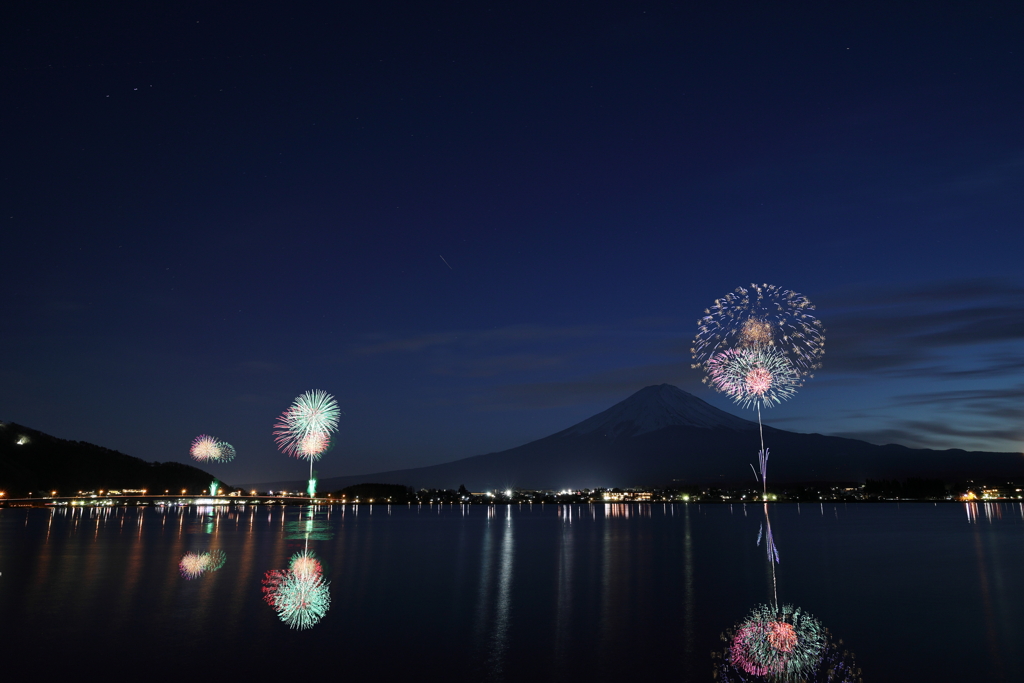 河口湖の冬花火