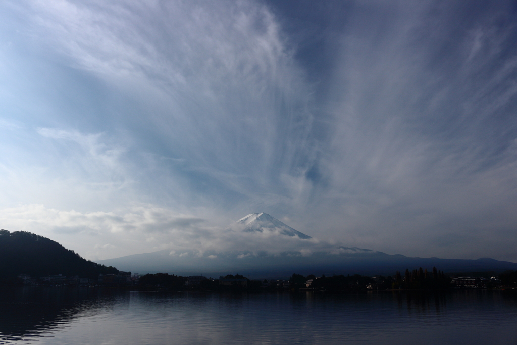 河口湖の秋空