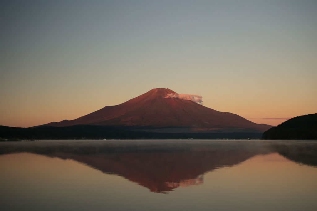 朝日に染まる富士山
