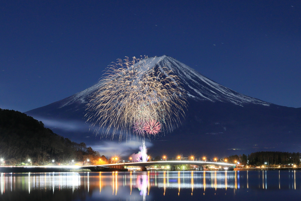 富士山と湖上の花