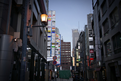 目覚めきれない、週末の新地