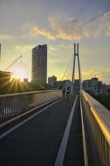 夕陽に向かって叫ぶのは、橋より海