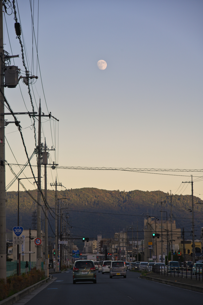 沈みゆく太陽に迎えられ秋の夜が始まる