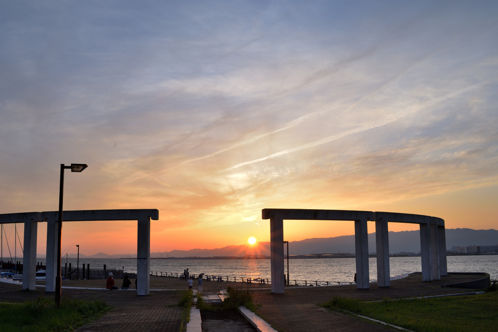 沈み行く夕陽に、願うは同じ♪