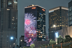 ビルに蘇る花火