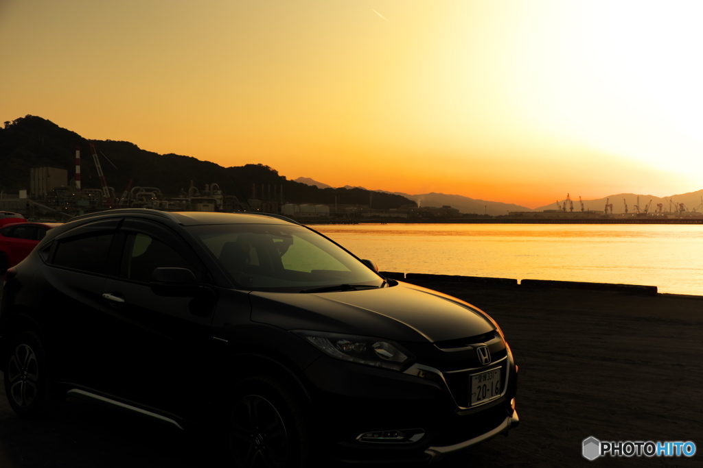 夕日と車の風景