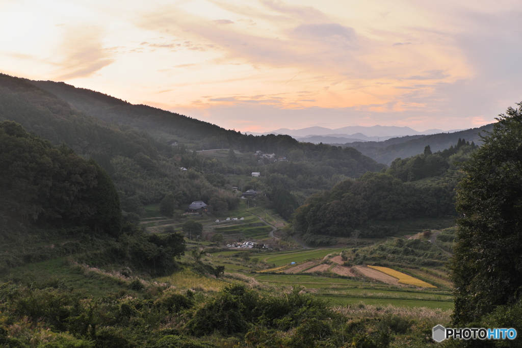 夕暮れの里山