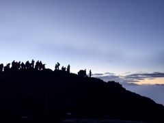 富士山　ご来光を待つ登山者たち