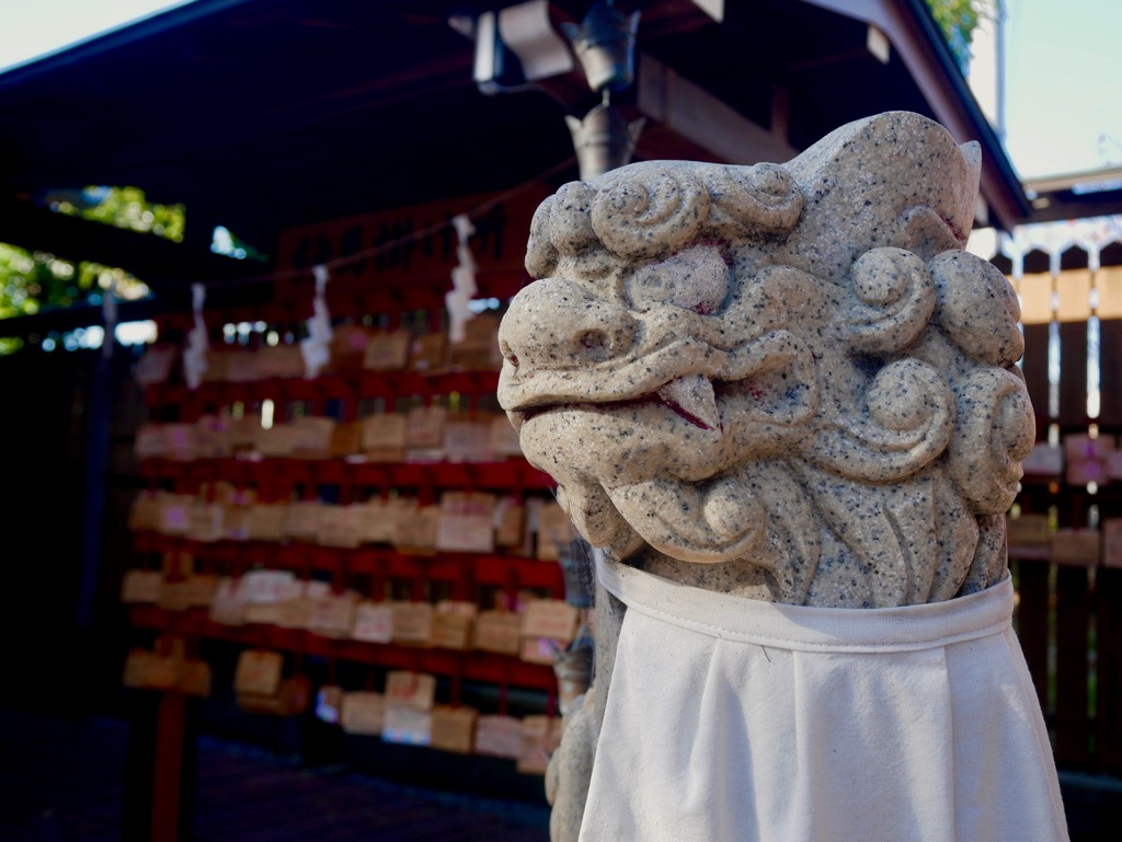 スタイをつけてもらった狛犬