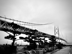 雨の明石海峡大橋