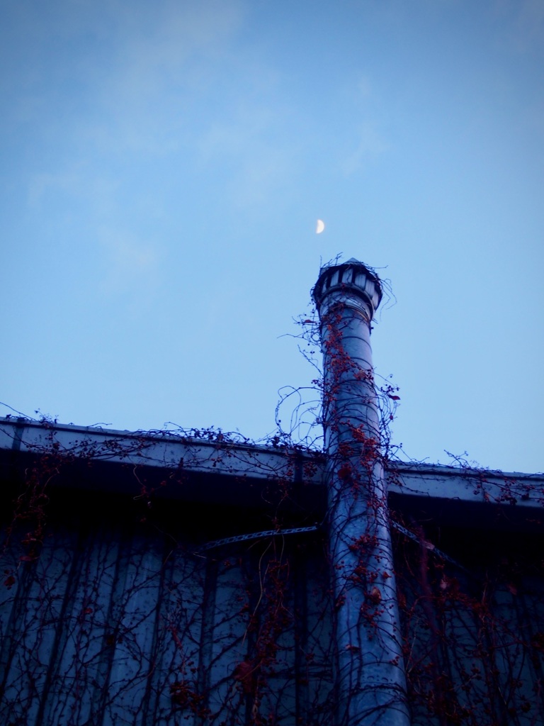 煙突と月