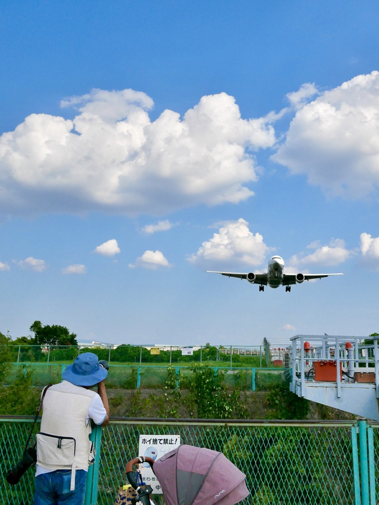 飛行機とカメラマンと乳母車