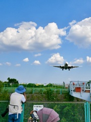 飛行機とカメラマンと乳母車