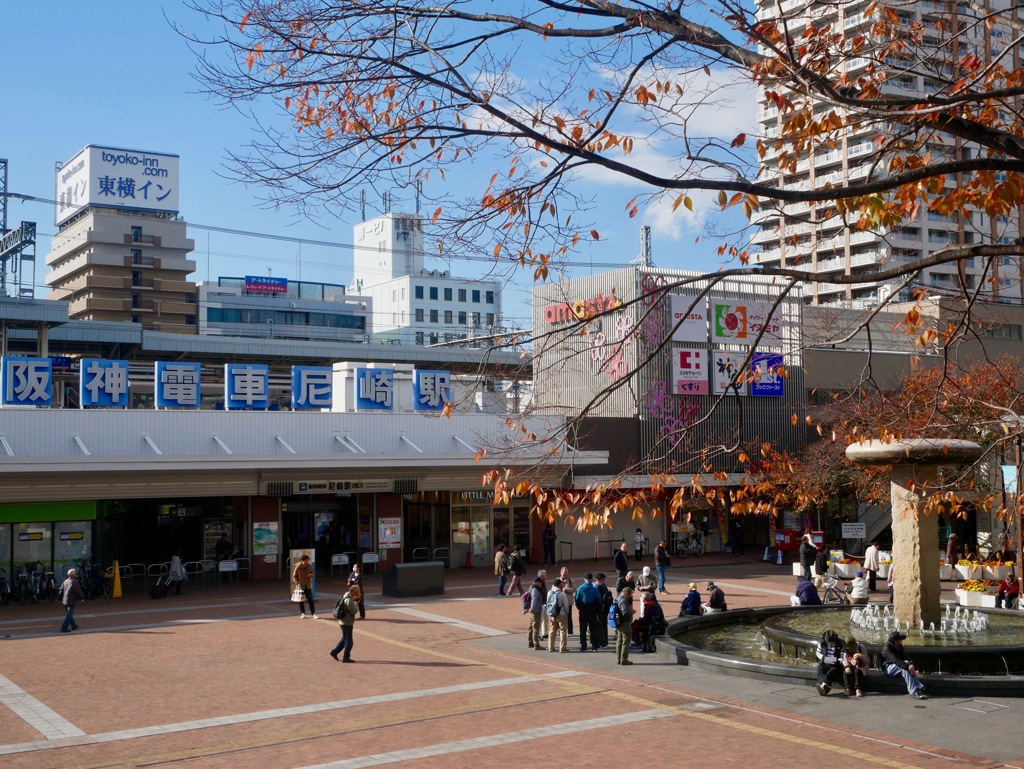 今朝の阪神尼崎駅前