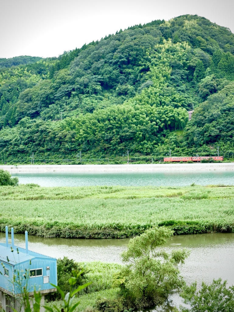 円山川沿いを走る