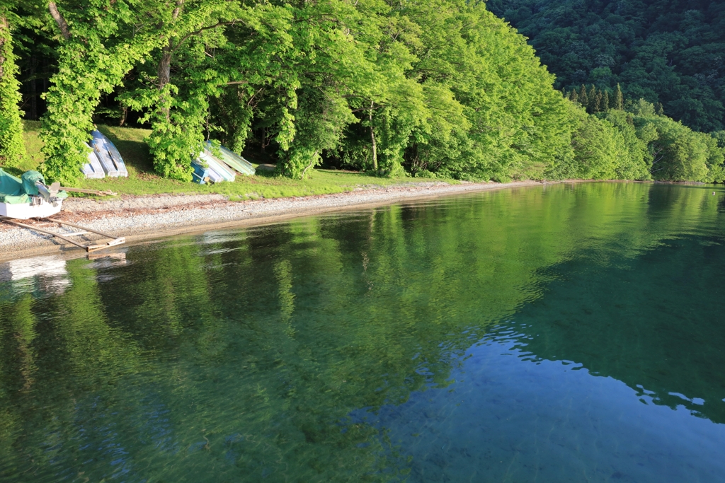 朝、十和田湖の湖畔