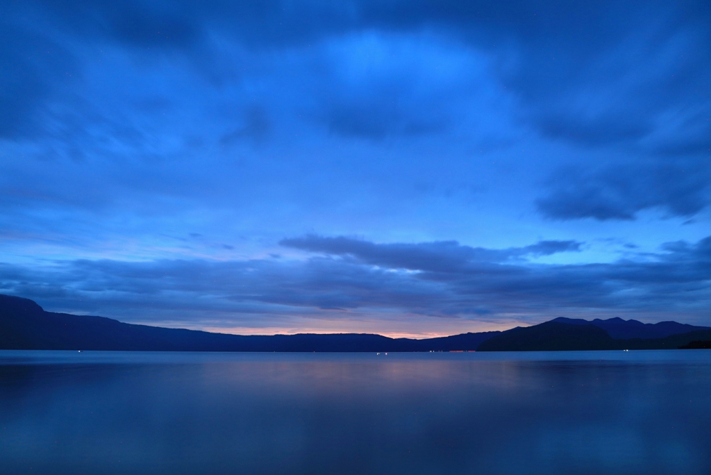 夜明け前、十和田湖