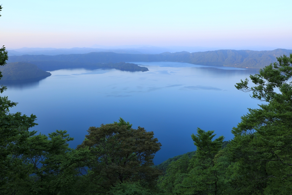 夜明けの十和田湖