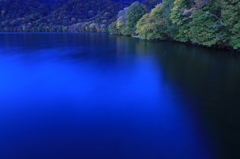 夜明けの湖畔