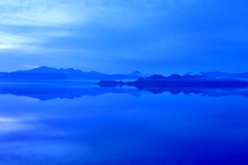 夜明け前  十和田湖