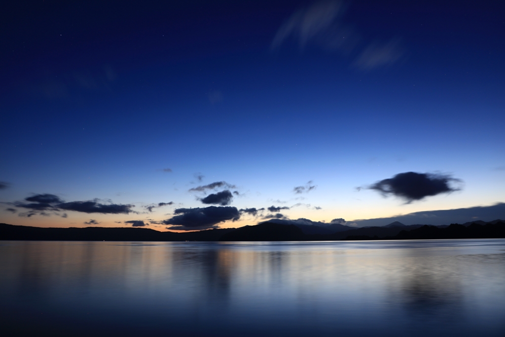 十和田湖の夜明け