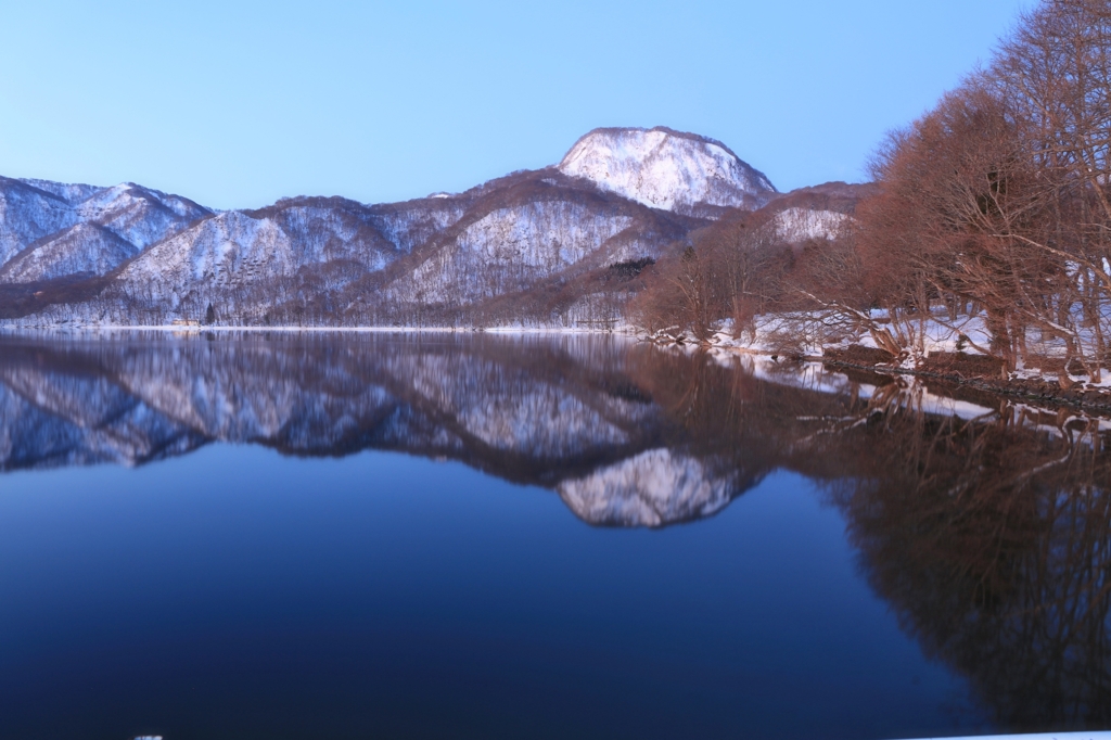 湖畔の夜明け