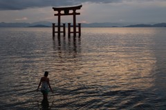 鳥居と女性