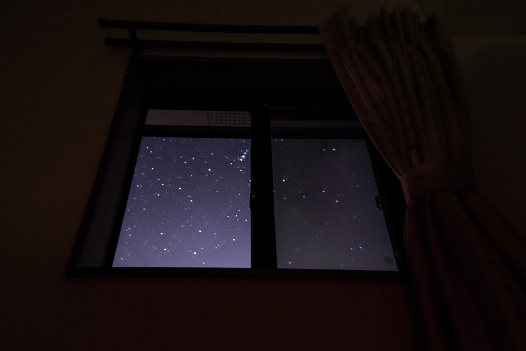 小さな窓に広がる夜空