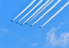 青い空と飛行機雲
