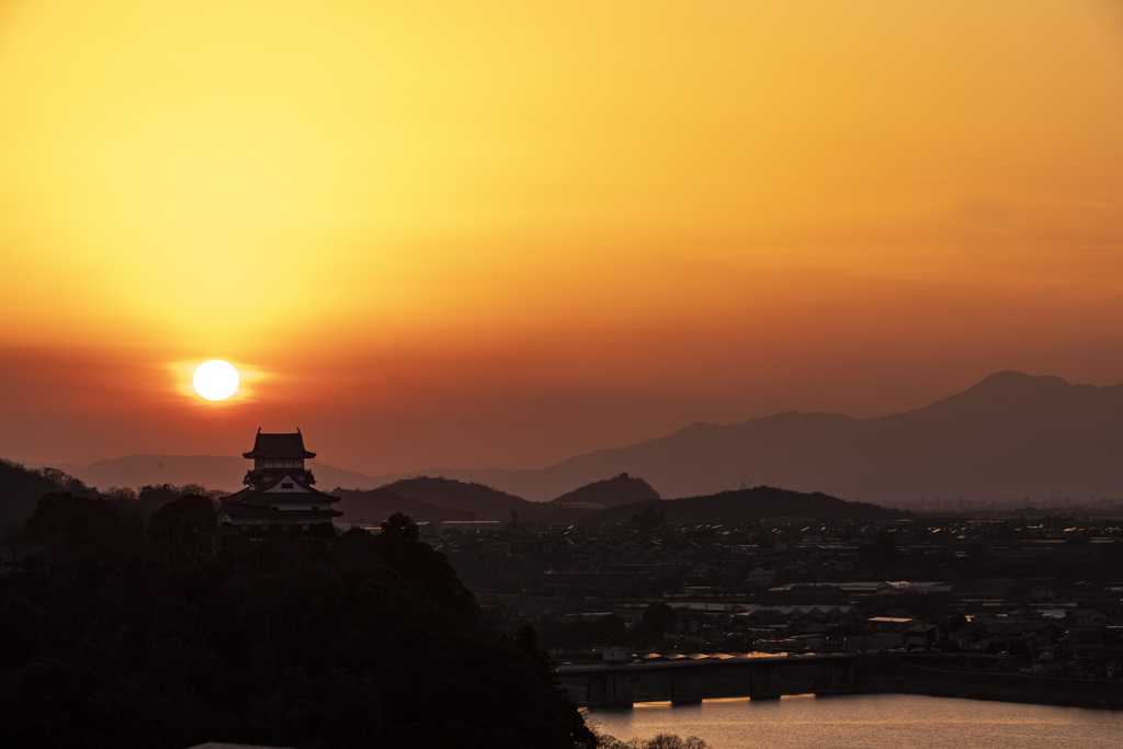 夕日と犬山城