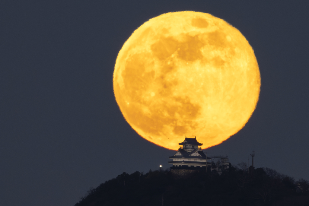 満月と岐阜城