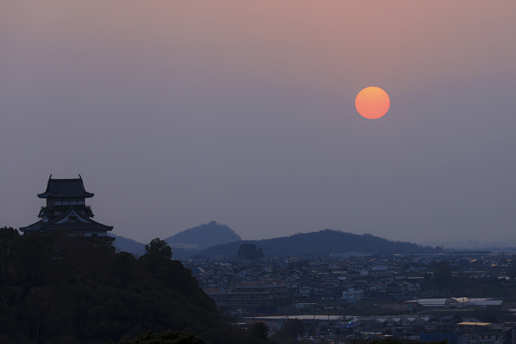 夕日と犬山城