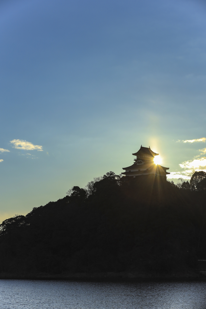 犬山城と朝日