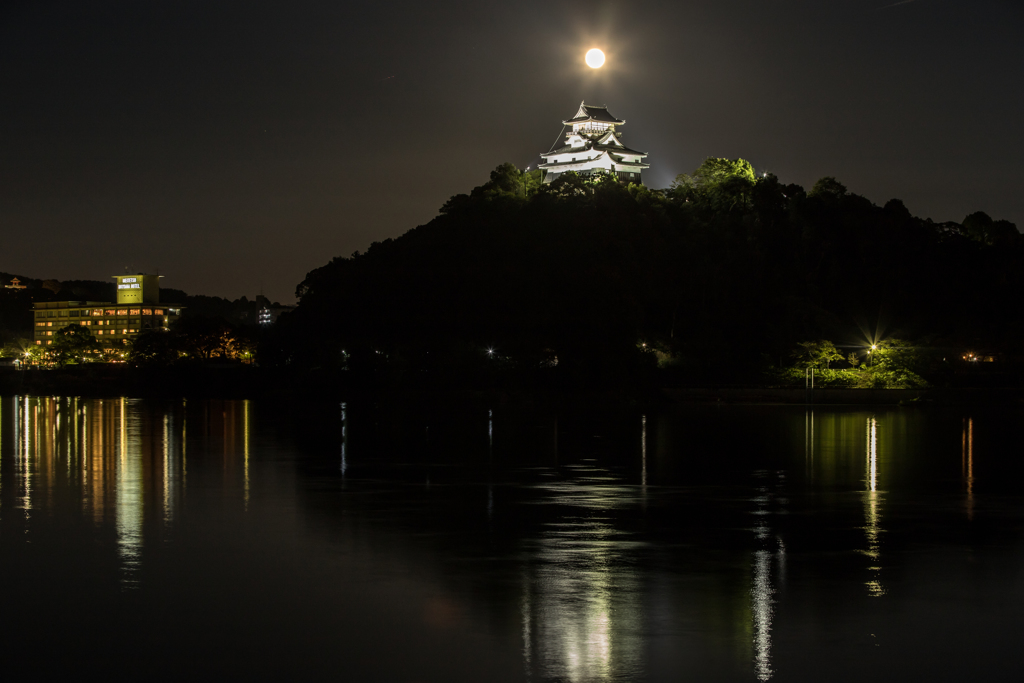 犬山城と満月2