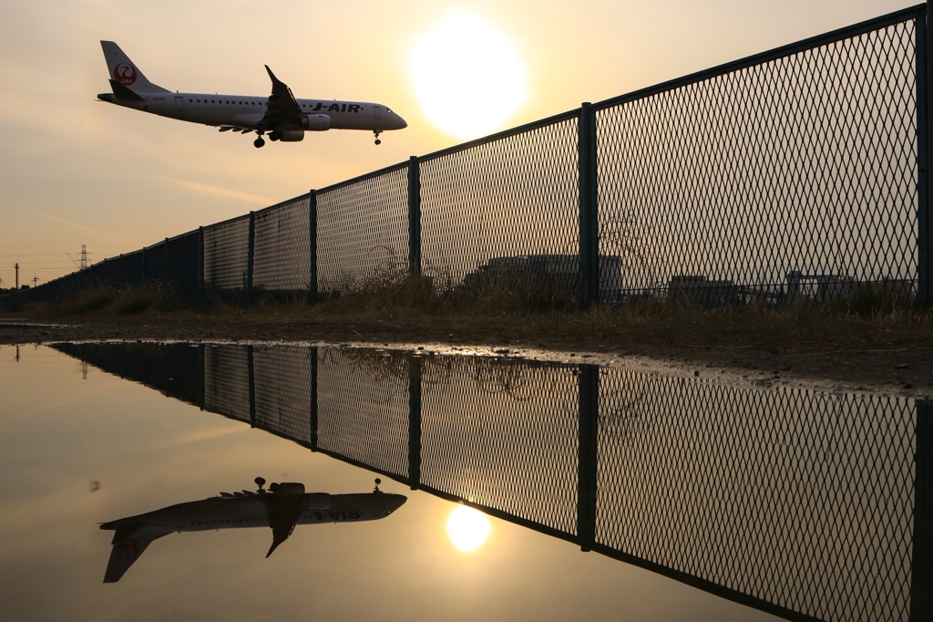 Reflection of wire netting and airplane