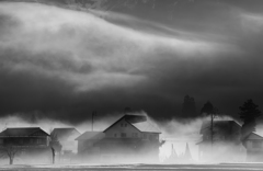 霧に包まれる家屋