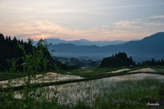 山間の朝