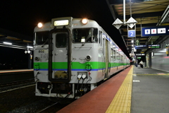 新函館北斗駅で出発を待つキハ40-802