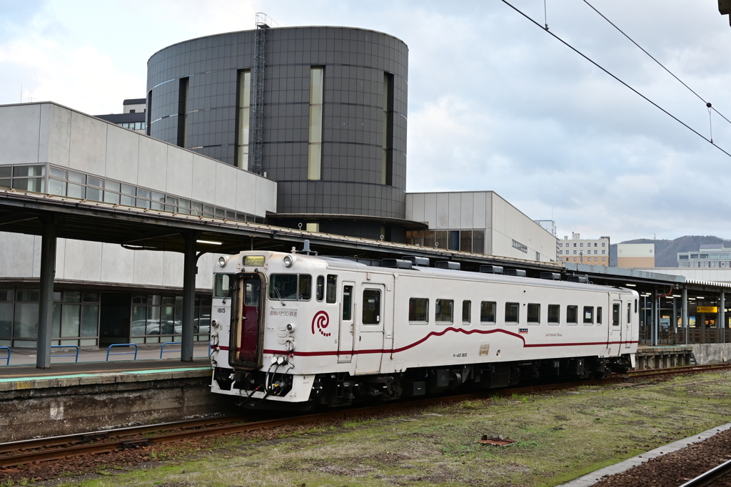 函館駅で出発を待つ道南いさりび鉄道のキハ40