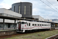 函館駅で出発を待つ道南いさりび鉄道のキハ40