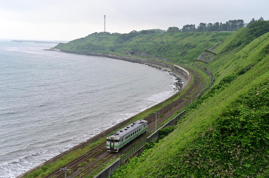 噴火湾沿いを行く下りキハ40-837