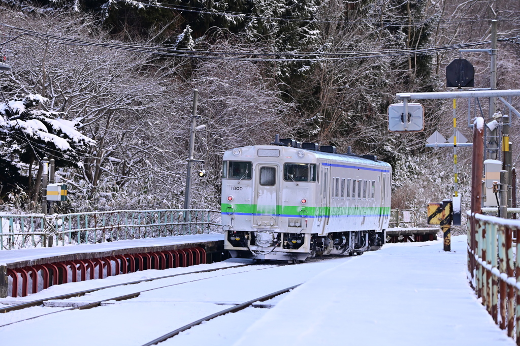 仁山駅を出発したキハ40-1800