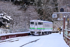 仁山駅を出発したキハ40-1800