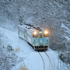 11月の降雪後の小沼を行くキハ40 道南海の恵み号