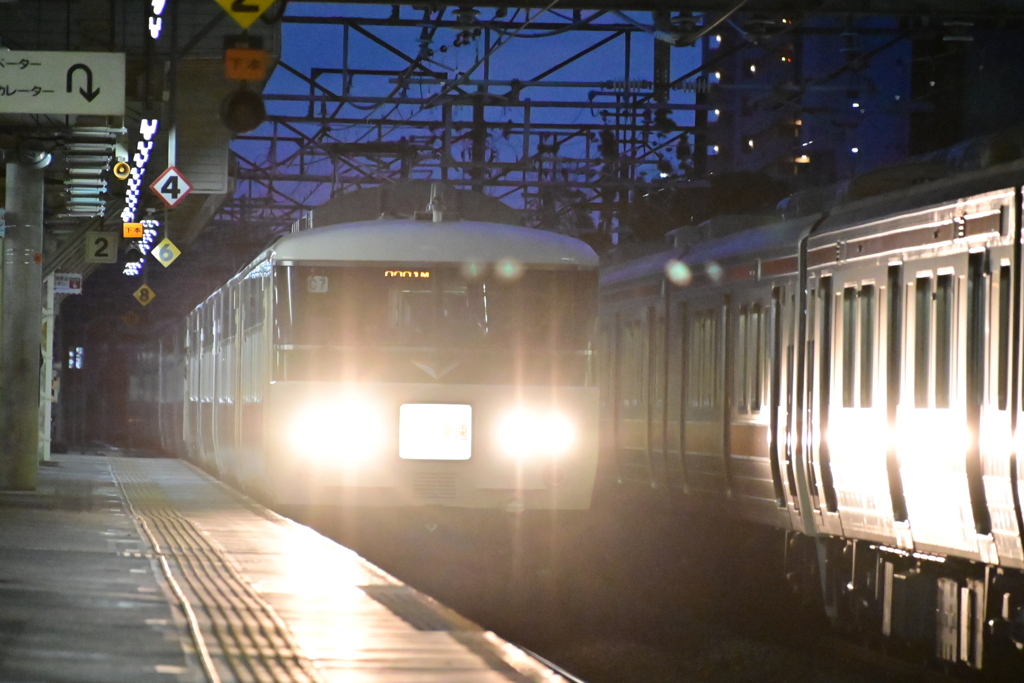 大垣駅に到着した下りムーンライトながら号