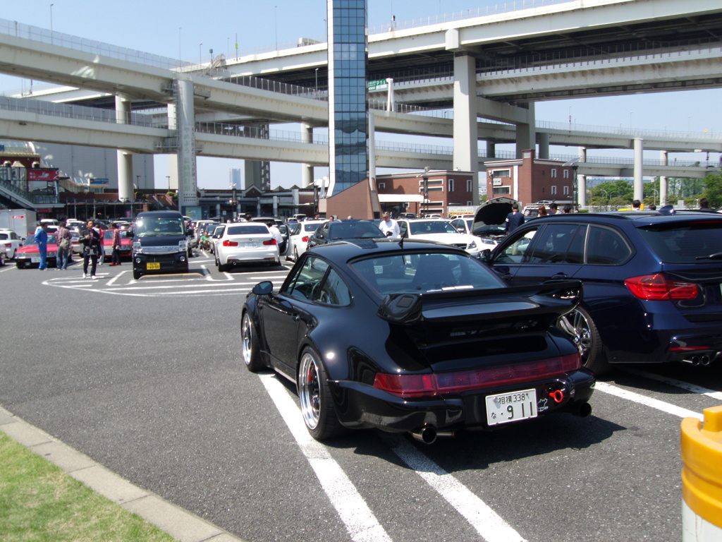 湾岸の黒い怪鳥