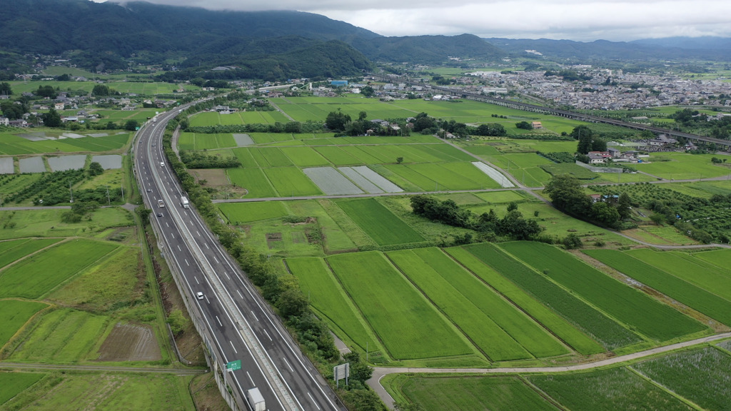 高速道路と田と街