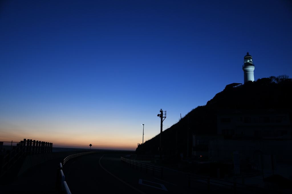 夕暮れの灯台