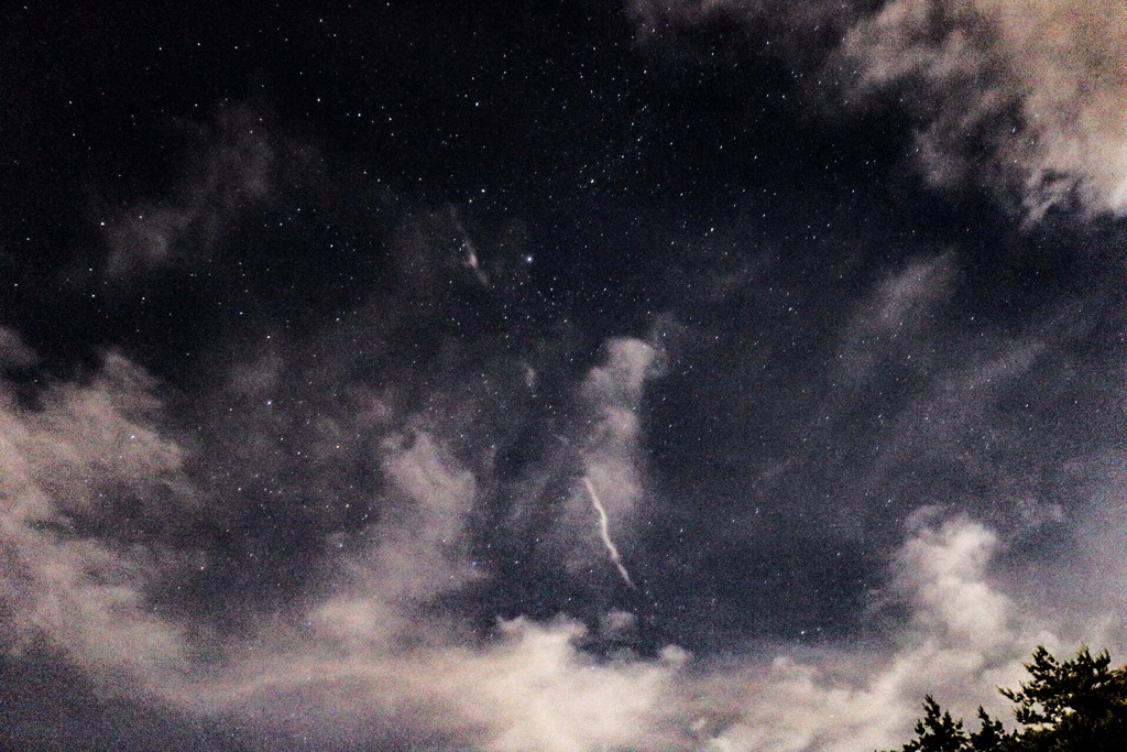 雲多し夜空